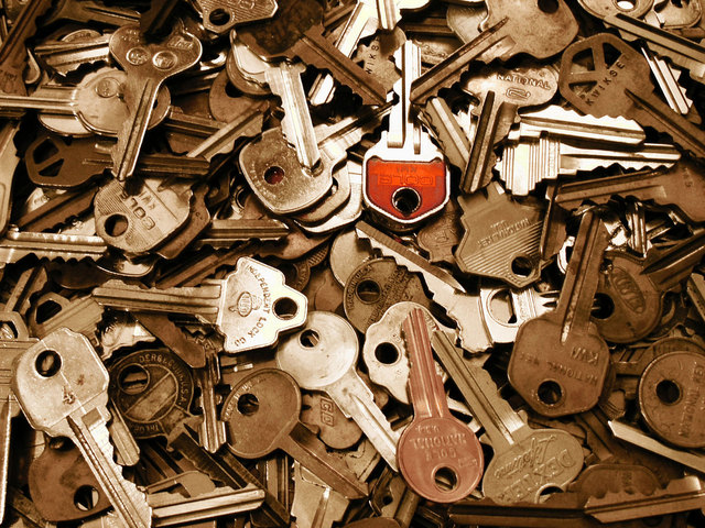 pile-o-keys2-1469847-640x480